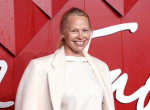 PAMELA JE GODINAMA ODBIJALA DA SE ŠMINKA, A RAZLOG TERA SUZE NA OČI: Napravila presedan na Met Gali, pa izbacila poprsje - ovo morate videti