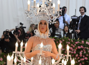 NI NJENA MAJKA NIJE PRIMETILA O ČEMU SE RADI: O ovoj fotki pevačice sa Met Gale bruji ceo svet, a ona nije ni bila tamo! (FOTO)