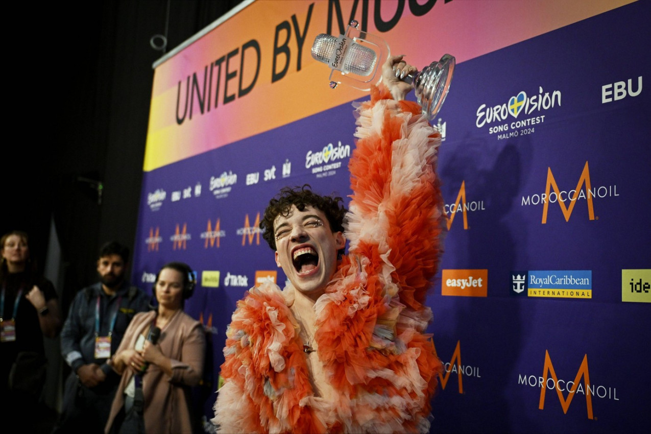 POBEDNIK EVROVIZIJE ZANEMEO OD ŠOKA: Samo je pao i slomio se, ovo nije  prvi put! (VIDEO)