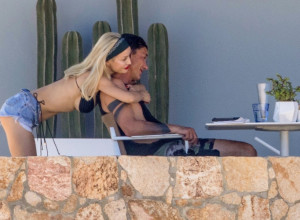 VREMEŠNI MUZIČAR OSTAVIO ŽENU ZBOG 20 GODINA MLAĐE: Šta će mu 54-godišnja slavna pevačica, kad može da šeta piletinu (FOTO)