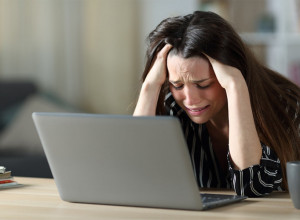 DEVOJČICA JE 2 GODINE PRIMALA JEZIVE PORUKE I PRETNJE: Nije mogla da živi od straha - ispostavilo se da je kriva mama!