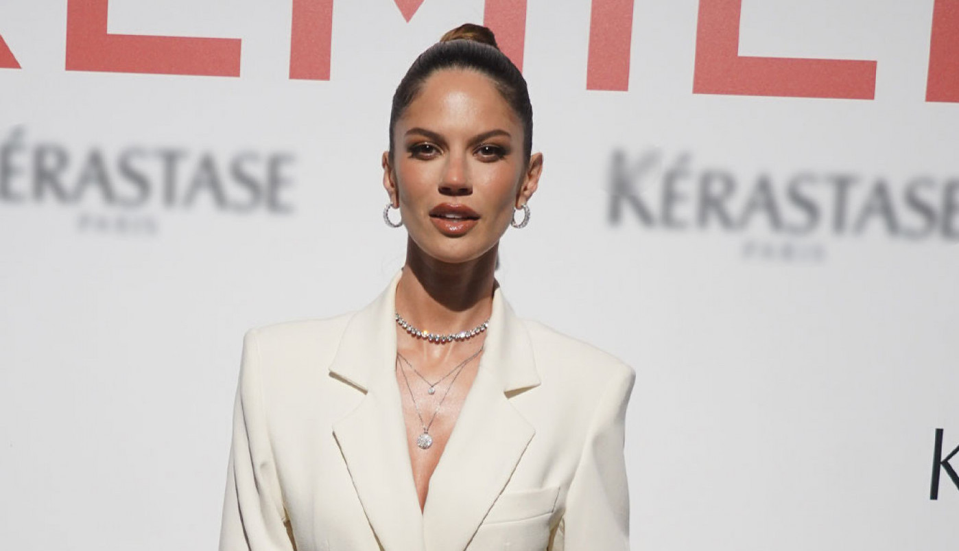 DIMITROVSKA U TOPIĆU KOJI JEDVA POKRIVA GRUDI: Zategnuto telo se ne plaši da pokaže - ovaj detalj je čist bezobrazluk