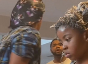 TATA HTEO ĆERKI DA OPERE KOSU, PA IZAZVAO NERVNI SLOM SUPRUZI: Samo je počela da opada, pune šake dlaka - a evo šta je razlog!