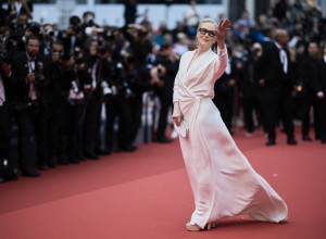 POJAVILA SE NA KANSKOM FESTIVALU PRVI PUT POSLE 35 GODINA: Oskarovka još jednom dokazala zašto je ikona stila koja odoleva vremenu! (FOTO)