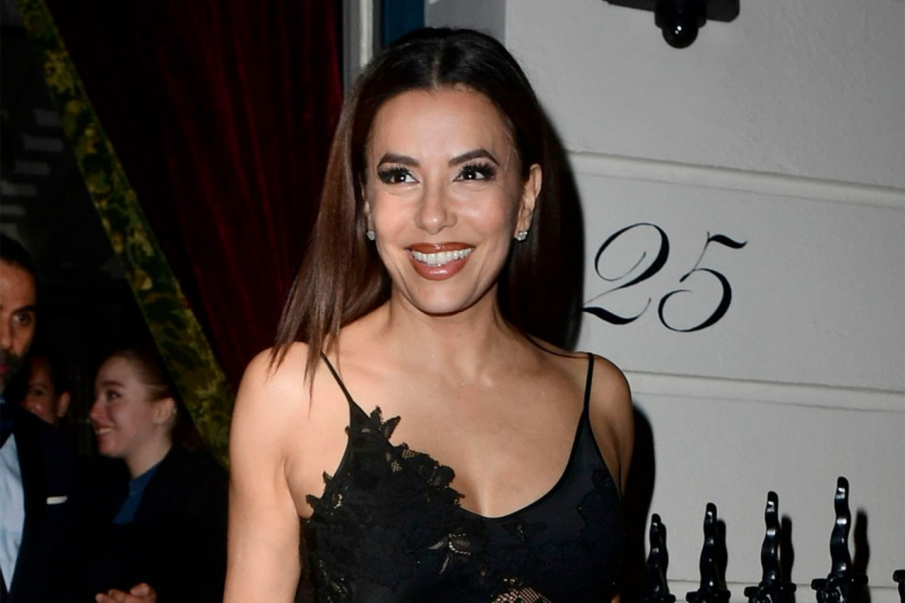 OBUKLA HALJINU OD 4.000 DINARA I DOŠLA NA KANSKI FESTIVAL: Leđa su joj gola skroz do zadnjice - sija kao MILION DOLARA! (FOTO)