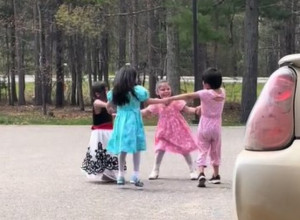 DEČAK JE STAJAO SA STRANE I ČEKAO DA GA UKLJUČE U IGRU: Zabeležen neverovatan trenutak kada su devojčice uradile ovo - i srca nam se tope