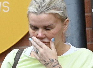 PEVAČICA SVA U PODLIVIMA NAKON OPERACIJE NOSA: Posrnula zvezda ne prestaje sa korekcijama, potpuno se izdeformisala (FOTO)