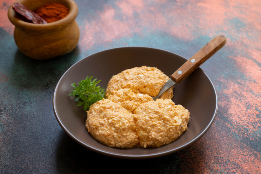 PIKANTNA URNEBES SALATA SA FETA SIROM: Južnjački specijalitet koji jelu daje poseban šmek