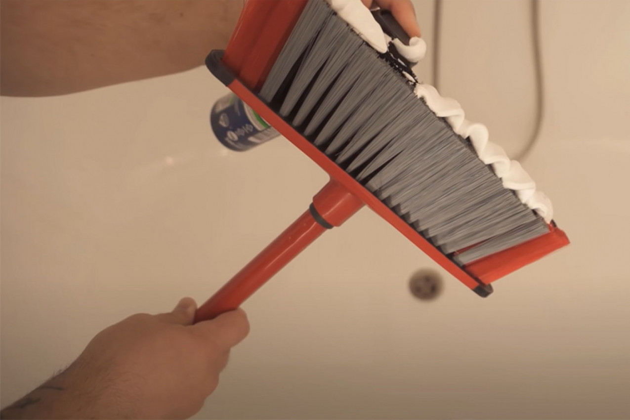 STAVILA PENU ZA BRIJANJE NA METLU I DOBILA NEVEROVATAN REZULTAT: Sve se sija u kupatilu, čišćenje nikad nije bilo lakše!