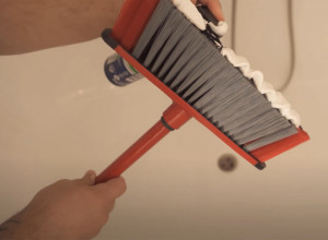 STAVILA PENU ZA BRIJANJE NA METLU I DOBILA NEVEROVATAN REZULTAT: Sve se sija u kupatilu, čišćenje nikad nije bilo lakše!