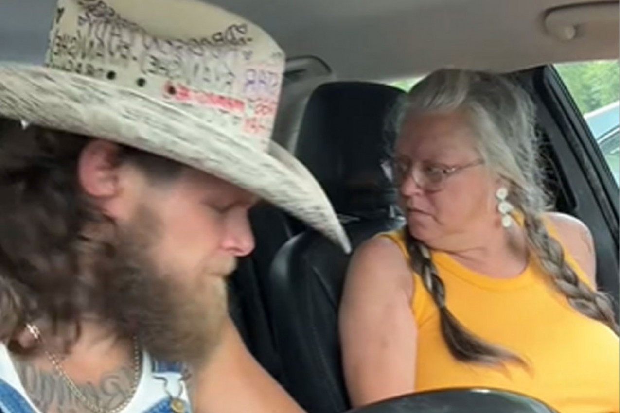 KRENUO JE DA SE BACA PO SEDIŠTU I RASPRAVLJA SA NEVIDLJIVIM NEPRIJATELJEM: Njegova bespomoćna majka je sve gledala u neverici i nije znala šta da radi!