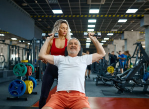 DEVOJKE OTKRILE ZBOG ČEGA IH PRIVLAČE STARIJI MUŠKARCI: Ovo su razlozi zbog kojih ih biraju umesto svojih vršnjaka