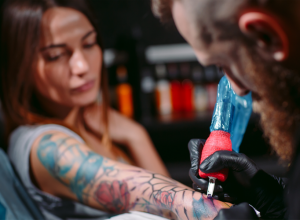 ŽELELA JE TETOVAŽU VATROMETA: Ljudi joj govore da uošte ne izgleda tako - podseća ih na nešto prilično neprijatno! (FOTO)