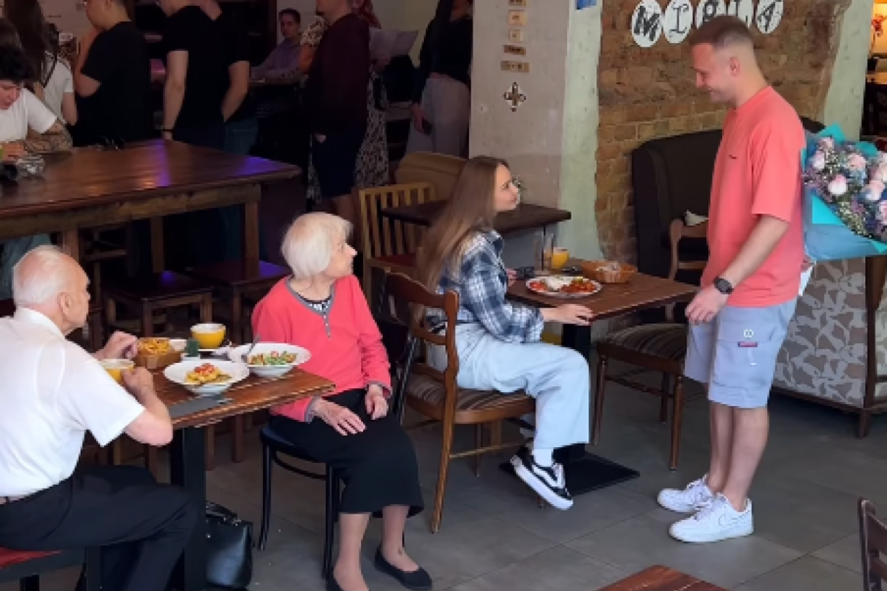 MLADIĆ JE DEVOJKU IZNENADIO BUKETOM CVEĆA: Ali zbog onoga šta je ovaj deka priredio svojoj supruzi plače ceo internet! (VIDEO)