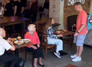 MLADIĆ JE DEVOJKU IZNENADIO BUKETOM CVEĆA: Ali zbog onoga šta je ovaj deka priredio svojoj supruzi plače ceo internet! (VIDEO)