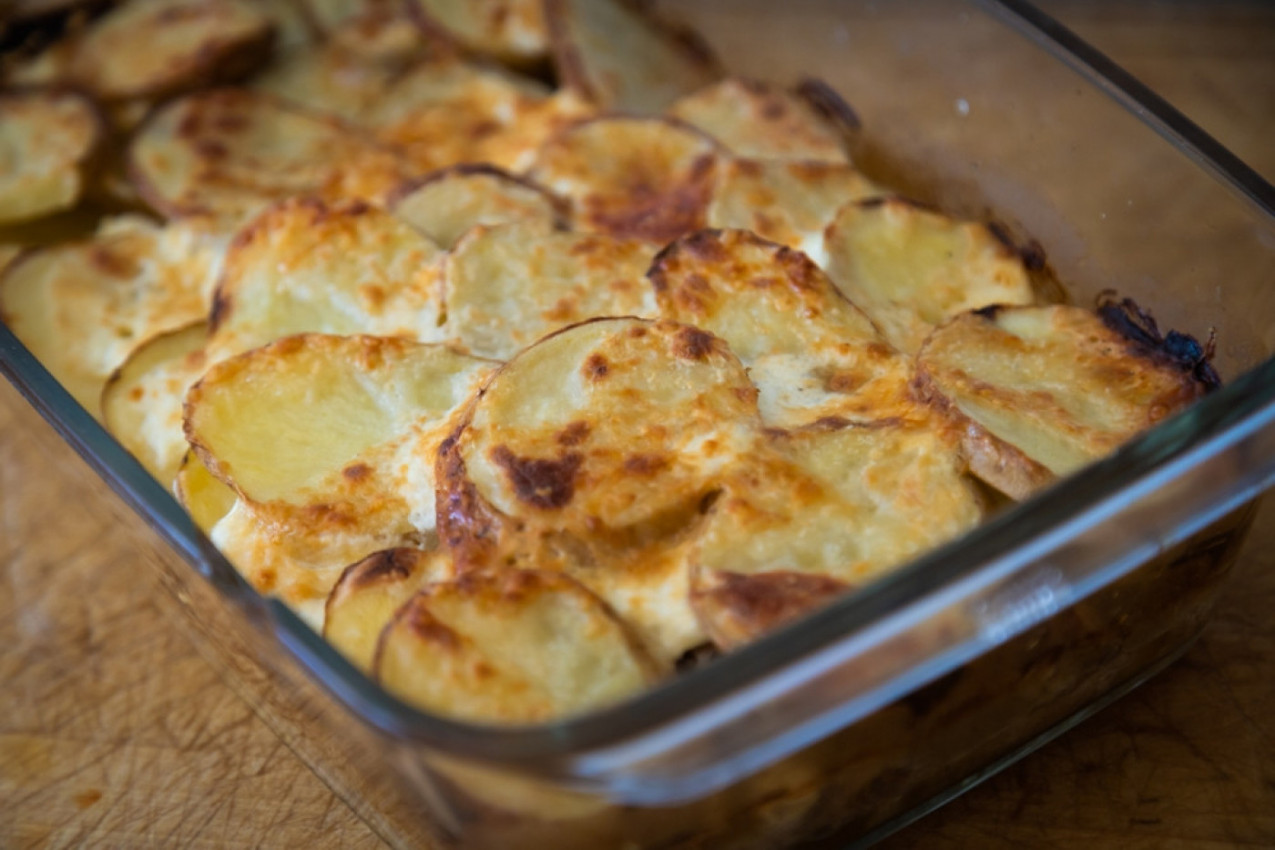 NAJSOČNIJA MUSAKA SA MESOM I KROMPIROM: Dodajte joj ovaj sastojak i topiće se u ustima