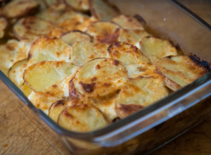 NAJSOČNIJA MUSAKA SA MESOM I KROMPIROM: Dodajte joj ovaj sastojak i topiće se u ustima