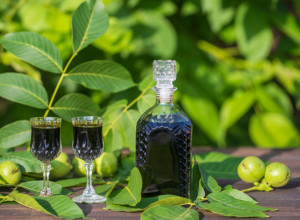 VREME JE ZA OMILJENI SRPSKI LIKER: Evo kako da napravite najbolju orahovaču!