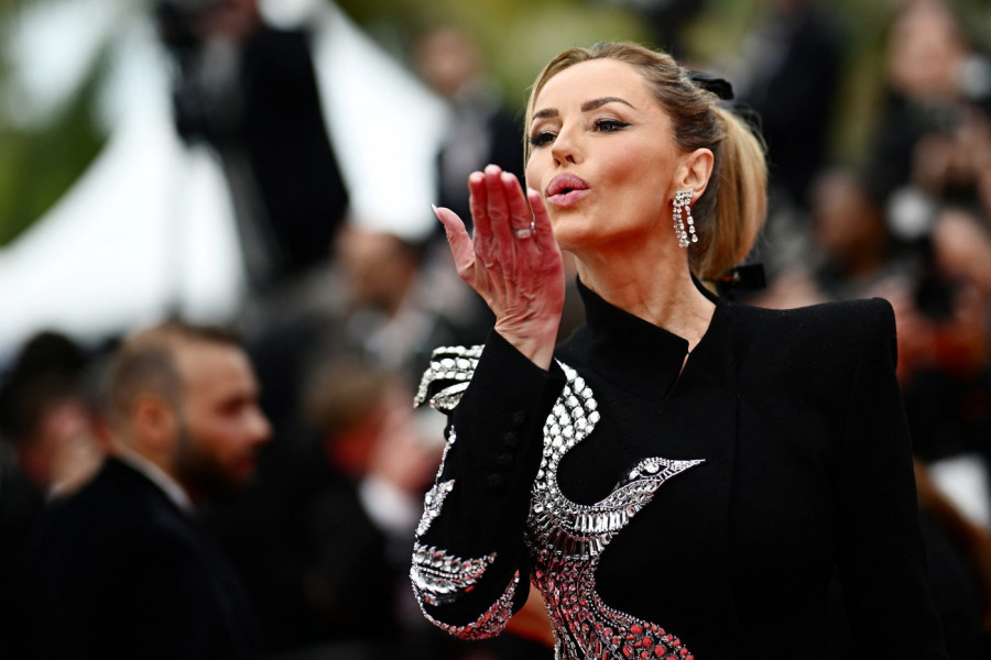 PRELEPA ADRIJANA ZAPUCALA NA KANSKI FESTIVAL I POKAZALA ŠTA JE KLASA: Ima 52 godine i noge koje su oborile Ginisov rekord, a u jedan detalj su svi gledali!