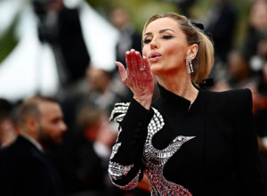 PRELEPA ADRIJANA ZAPUCALA NA KANSKI FESTIVAL I POKAZALA ŠTA JE KLASA: Ima 52 godine i noge koje su oborile Ginisov rekord, a u jedan detalj su svi gledali!