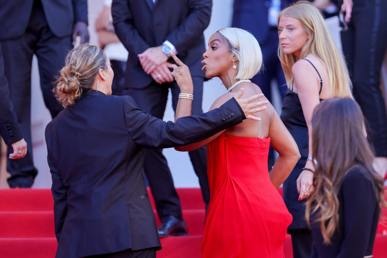 BURNA SVAĐA NA KANSKOM FESTIVALU: Slavna pevačica pukla po šavovima - evo šta je izvelo iz takta!