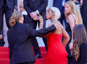 BURNA SVAĐA NA KANSKOM FESTIVALU: Slavna pevačica pukla po šavovima - evo šta je izvelo iz takta!