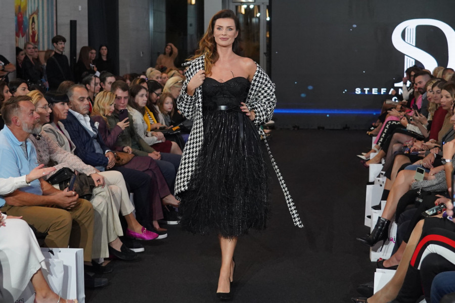 Naša NAJLEPŠA VODITELJKA ukrala šou na Nedelji mode: Duge noge u prvom planu, zgodnija i od manekenki sa piste! (FOTO)