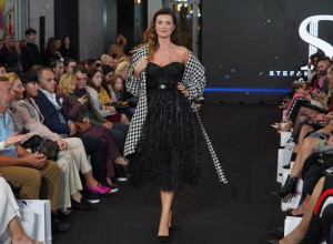 Naša NAJLEPŠA VODITELJKA ukrala šou na Nedelji mode: Duge noge u prvom planu, zgodnija i od manekenki sa piste! (FOTO)