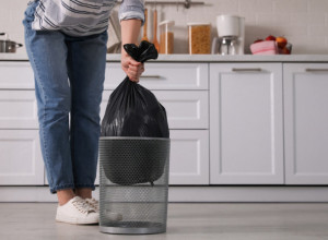 OVO JE BILO TAKO JEDNOSTAVNO, A NISMO ZNALI? Da li stavljate kesu na kantu za smeće na ovaj način?