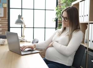 BIZARAN TREND BIRANJA IMENA ZA BEBE: Jezivi prizor, evo šta trudnice traže na grobljima! (VIDEO)