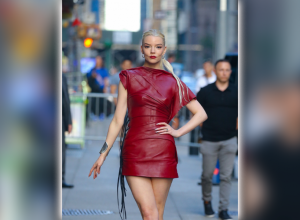 GLUMICA ZAUSTAVILA SAOBRAĆAJ U NJUJORKU: Ovako nešto nikad niste videli, samo tračice drže haljinu! (FOTO+VIDEO)