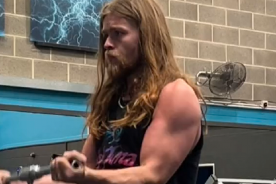 GODINAMA JE MOLILA MUŽA DA OBRIJE BRADU: Poslušao je, došao pred nju i usledio je preokret! Ovo je zločin!