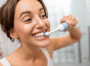 AKO PERETE ZUBE TIK PRED SPAVANJE - PRAVITE VELIKU GREŠKU: Ova navika može imati neprijatne posledice