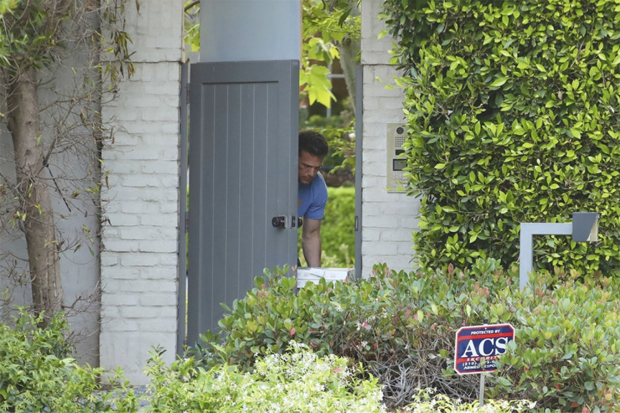 BEN NE PLANIRA DA SE VRATI KOD DŽENIFER: Viđen u svojoj iznajmljenoj vili, hoće razvod na osnovu "privremenog ludila"