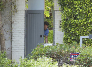 BEN NE PLANIRA DA SE VRATI KOD DŽENIFER: Viđen u svojoj iznajmljenoj vili, hoće razvod na osnovu "privremenog ludila"