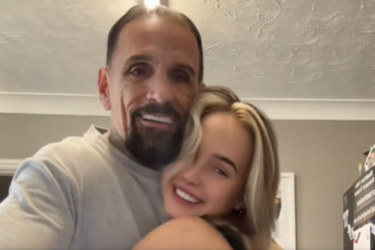 IMA 18 GODINA I U VEZI JE SA MUŠKARCEM OD 60: Tek kad čujete gde su se upoznali, bićete zgroženi!