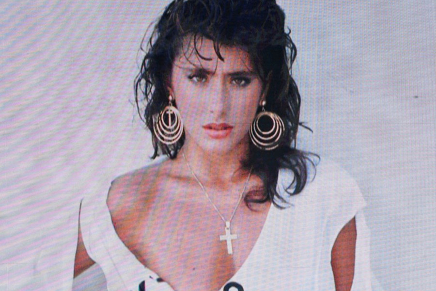 ZA NJOM SU OTKIDALI SVI MUŠKARCI! Njen najveći hit znaju svi, a muškarce je čuvala prikovanim kraj ekrana zbog svog dekoltea!