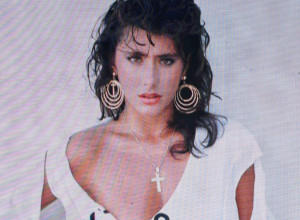 ZA NJOM SU OTKIDALI SVI MUŠKARCI! Njen najveći hit znaju svi, a muškarce je čuvala prikovanim kraj ekrana zbog svog dekoltea!