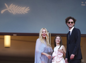 GLUMICA JE BILA NA IVICI NERVNOG SLOMA, ŽIVELA BLUDNO I POROČNO: Sada se pojavila u zagrljaju 15 godina mlađeg partnera i svi govore o ovome!