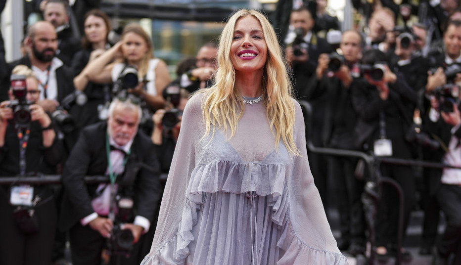 PORODILA SE U 42. GODINI, 5 MESECI KASNIJE GORI KAKO IZGLEDA: Ludački dekolte je na izvolte dok šeta 15 godina mlađeg!