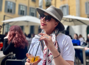 SARAJEVO SE TRESLO POD NJENIM ŠTIKLAMA: Crna uska haljina istakla sve adute popularne glumice (FOTO)