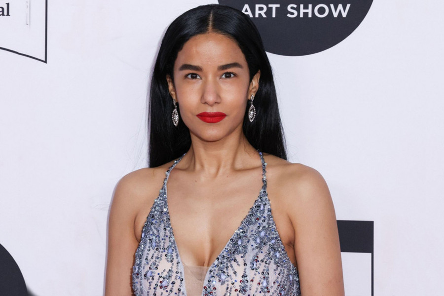 SKANDAL NA ZATVARANJU KANSKOG FESTIVALA: Glumica se pojavila sa Isusovim likom na plaštu, pa se pokoškala sa obezbeđenjem (FOTO)