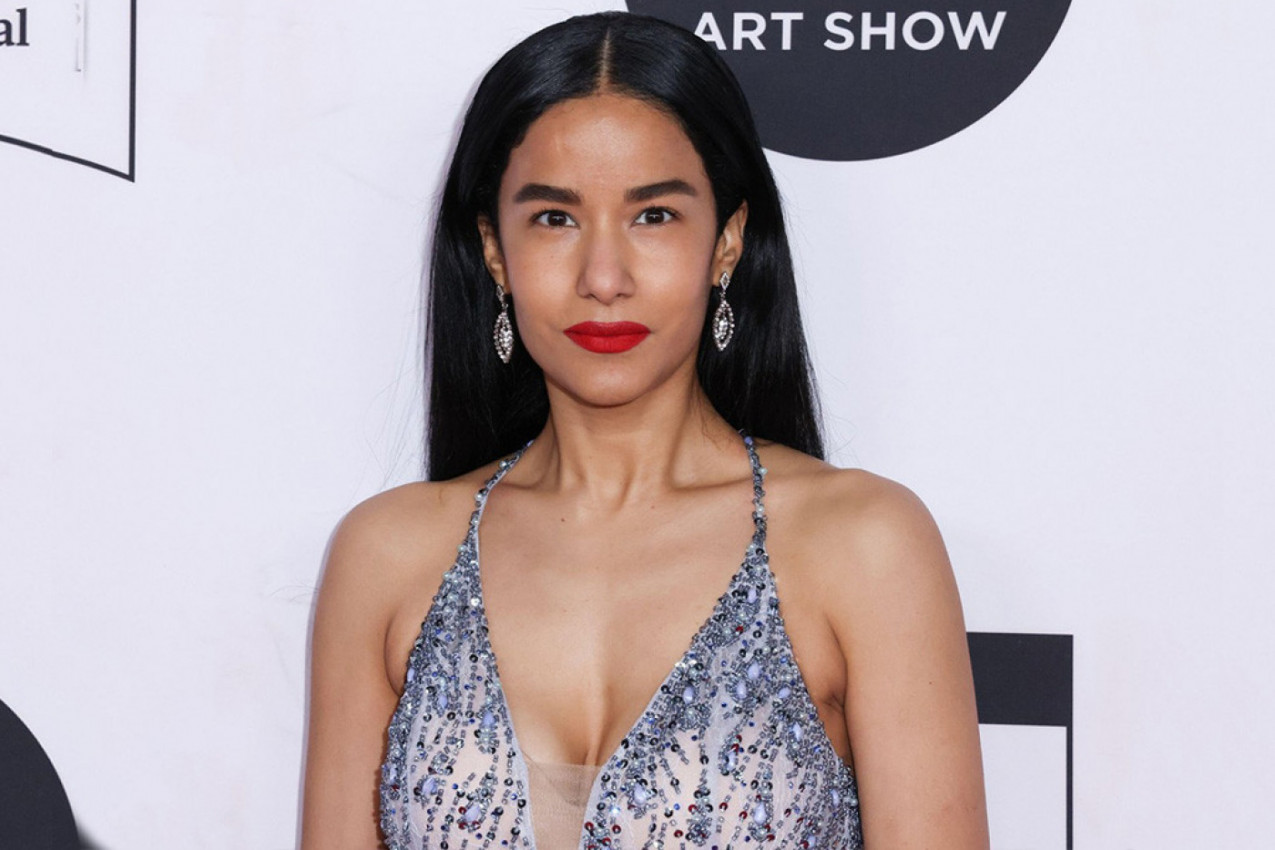 SKANDAL NA ZATVARANJU KANSKOG FESTIVALA: Glumica se pojavila sa Isusovim likom na plaštu, pa se pokoškala sa obezbeđenjem (FOTO)