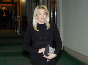 PEVAČICA NA SNIMANJU OTKRILA VIŠE NEGO INAČE, A FANOVI OPLELI PO NJOJ: "Uopšte ti nije lepo to što si obukla!" (FOTO)