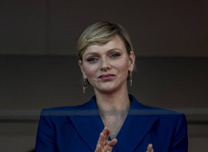 NAJTUŽNIJA PRINCEZA ZABLISTALA KAO NIKAD PRE: U crvenoj haljini grmi kako izgleda, niko nije ni primećivao njenog muža (FOTO)