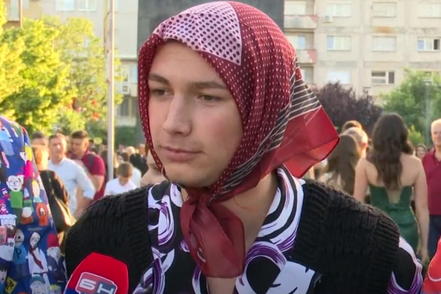 OVAJ MOMAK JE NA MATURSKO VEČE DOŠAO OBUČEN KAO BAKA: Imao snažnu poruku za sve prisutne, reakcije su legendarne (VIDEO)