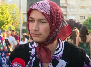 OVAJ MOMAK JE NA MATURSKO VEČE DOŠAO OBUČEN KAO BAKA: Imao snažnu poruku za sve prisutne, reakcije su legendarne (VIDEO)