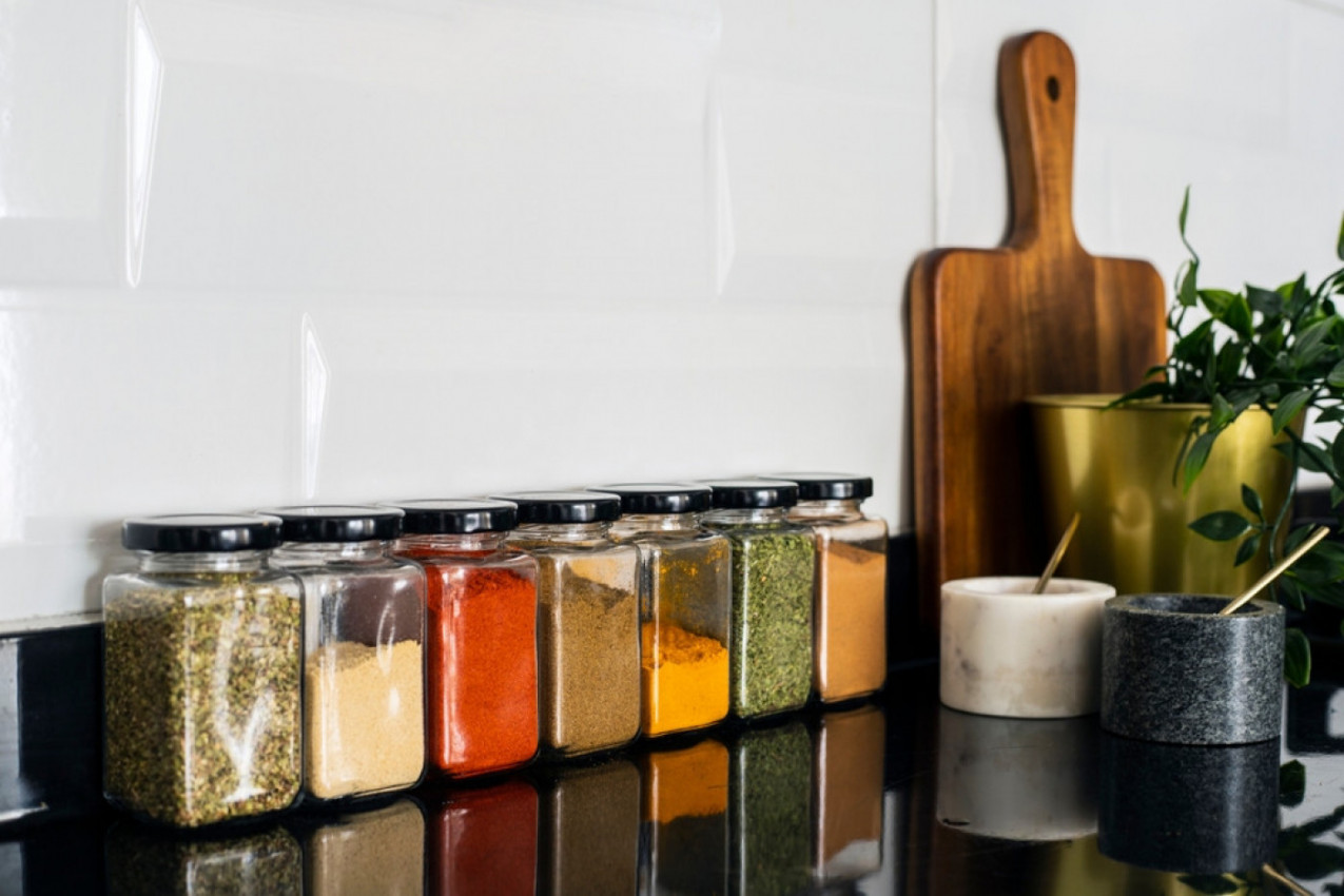 AKO ZAČINE ČUVATE U STAKLENIM POSUDAMA - PRAVITE VELIKU GREŠKU: Profesionalni kuvari ukazuju na ovu posledicu