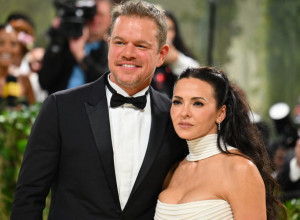 RADILA JE KAO ŠANKERKA KAD JU JE UGLEDAO - I ODLEPIO: Slavnom glumcu nije verovala ni reč, a sad su u braku 19 godina