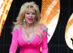 ČUVENA PEVAČICA BUJNOG PORSJA IZGLEDA KAO AVION: Ima stas na kome joj zavide i devojke, a njena tajna je u - ovom jelu